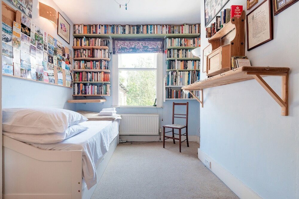 Фото Enchanting Hammersmith Home Close to Shepherds Bush by Underthedoormat