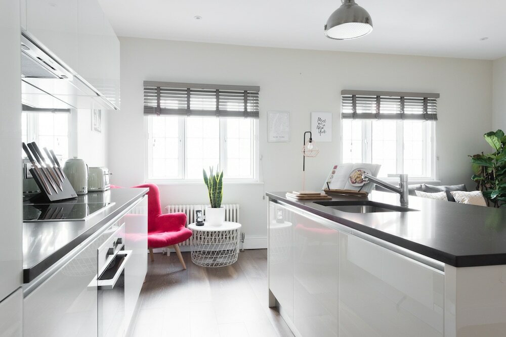 Фото The Oxford Street Retreat - Modern 3bdr in 2 Apartments