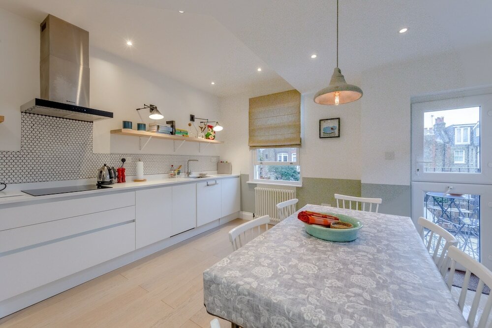 Фото Stunning 2 Bedroom Flat With a Garden in Barnes