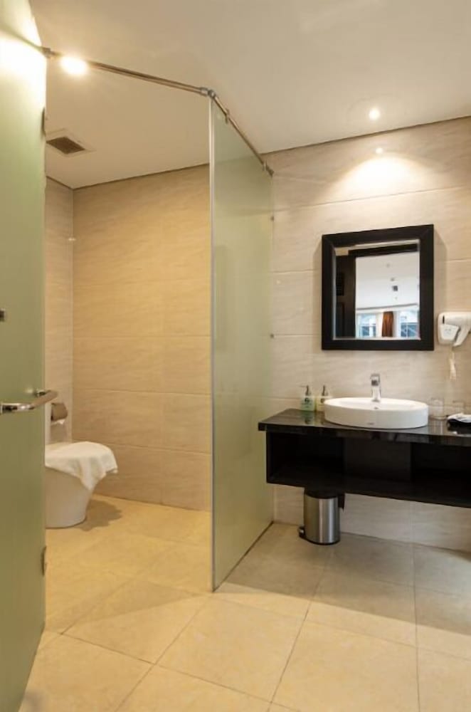 Фото J&b Hotel and Apartments