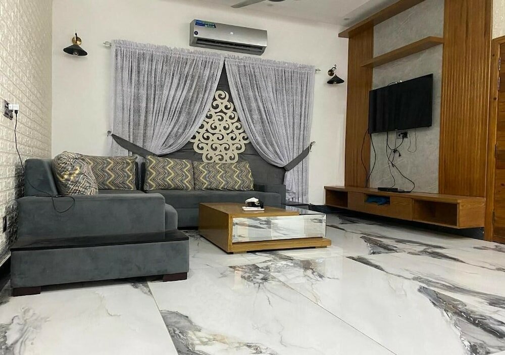 Фото Burj Al Bahria Town Luxury Suites