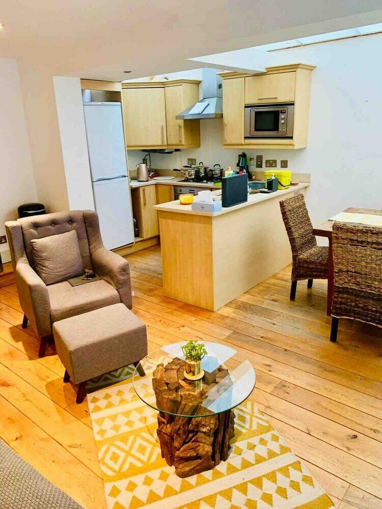 Фото Pleasant, Intimate Flat With Backyard in Battersea