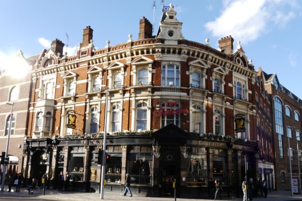 Фото Refurbished St. johns Hill Apartment