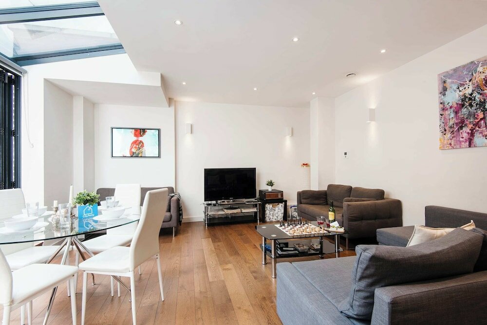 Фото Bright Space Near Sherlock Holmes Museum