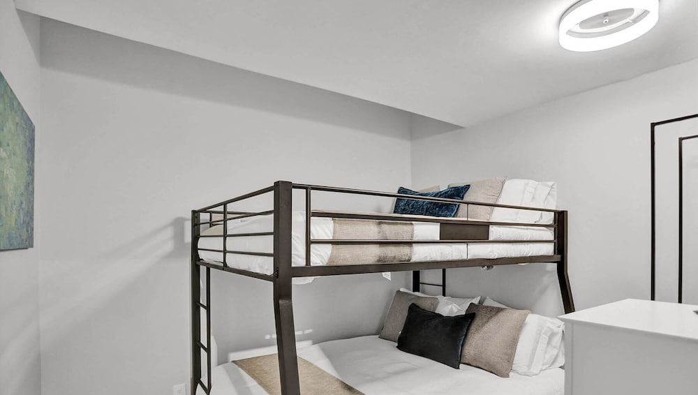 Фото Stunning 5 Br with Heated Pool & Gaming