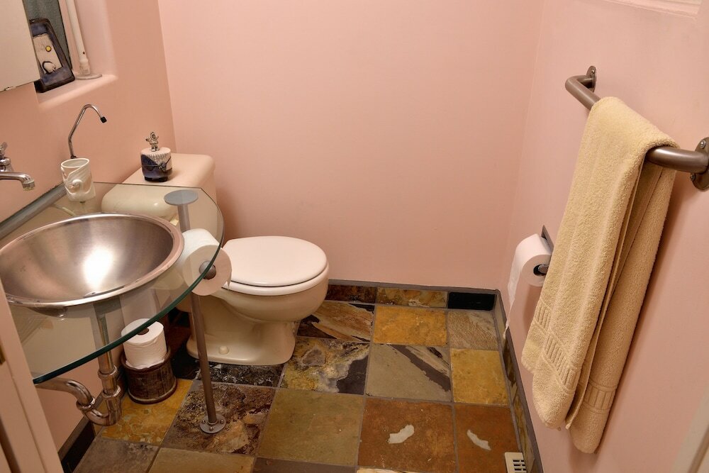 Фото Mediterranean Edmonton BnB