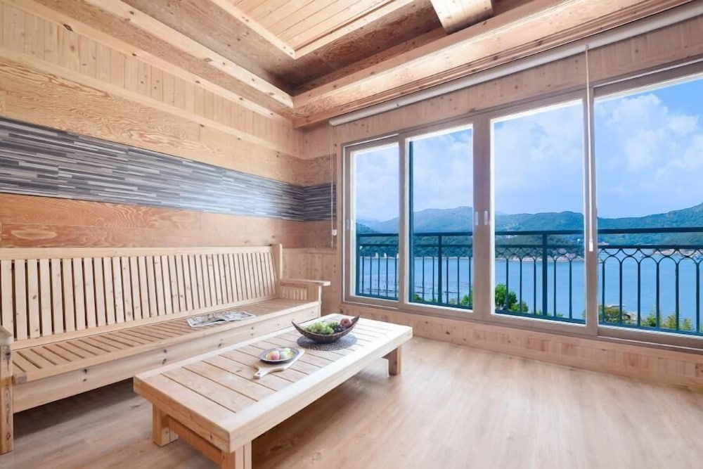 Фото Yeosu Sea and Starnight Pension