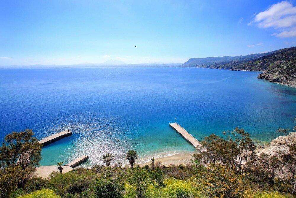 Фото Seafront home 4' walk to private beach