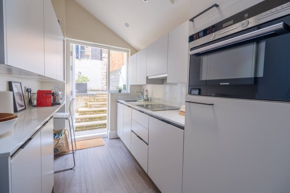 Фото Stylish 2 Bedroom Apartment in Chelsea With Garden