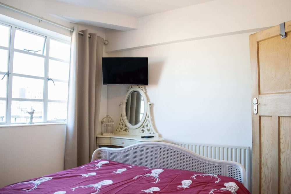 Фото Beautifully Decorated Contemporary 2 Bedroom Flat