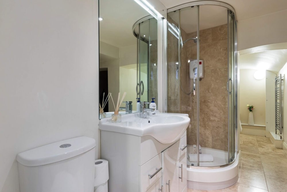 Фото Bright and Modern 2 Bedroom Apartment in Earl's Court