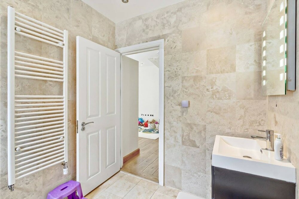 Фото Stylish and Bright 3 Bedroom Duplex in North London