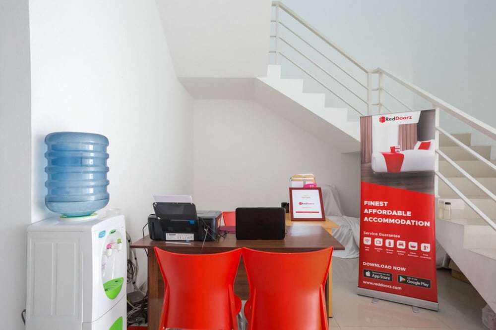 Фото RedDoorz Syariah near Lapangan Pancasila Simpang Lima