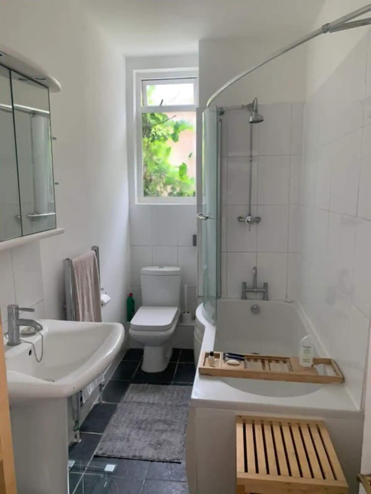 Фото Welcoming 2bd Flat With Balcony - Maida Vale