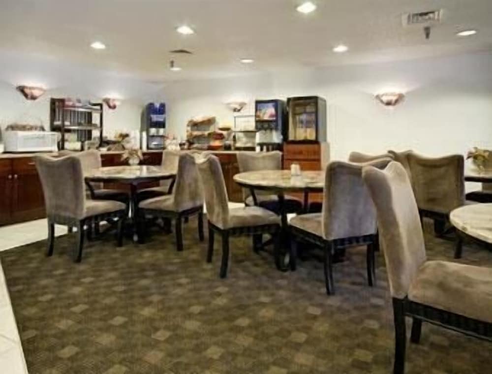 Фото Ramada by Wyndham Bettendorf