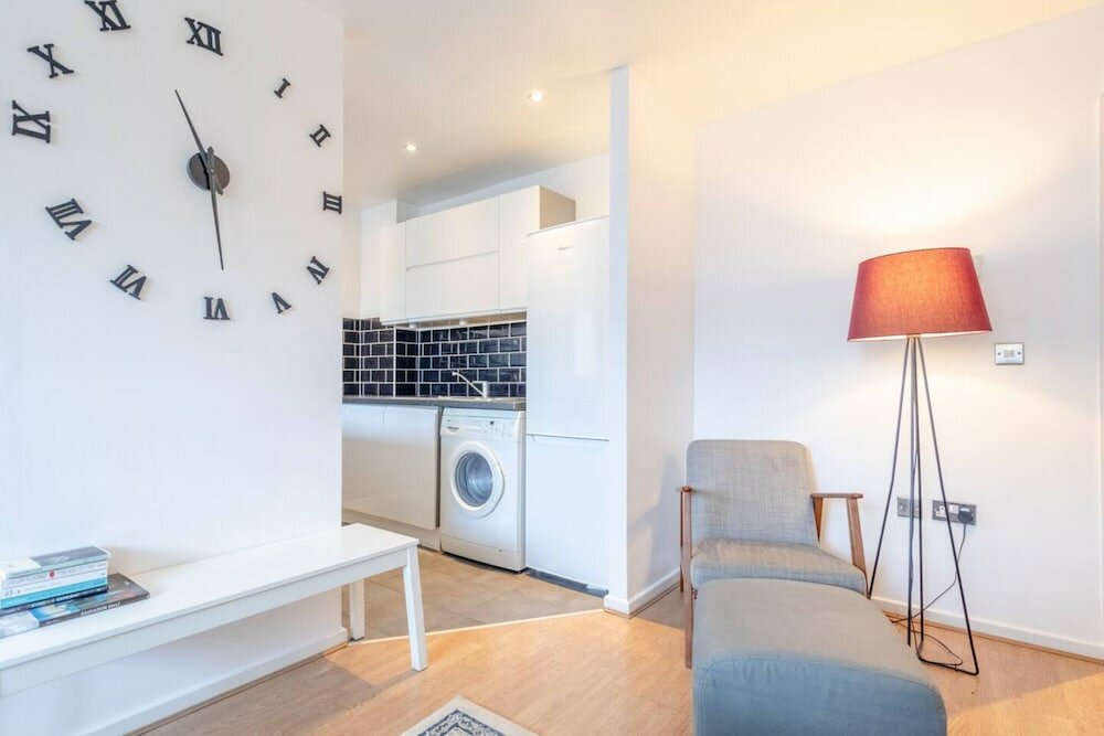 Фото Radiant 2 Bedroom Apartment in East London