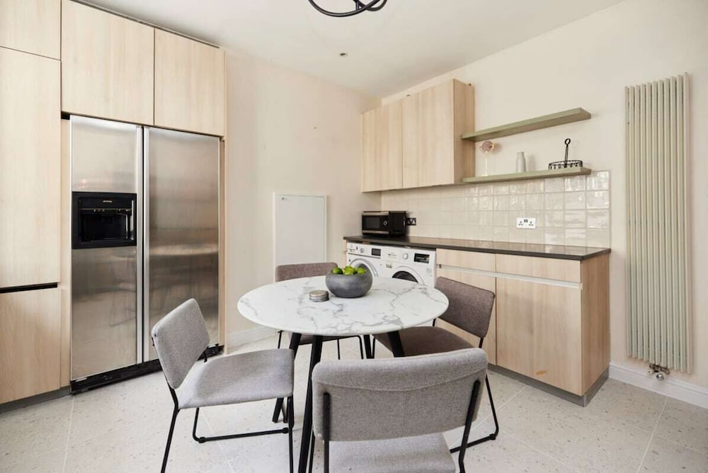 Фото The Hyde Park Mansion Place - Lovely 3bdr Flat