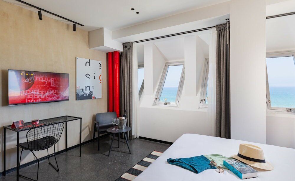 Фото Brown Brut Seafront Hotel