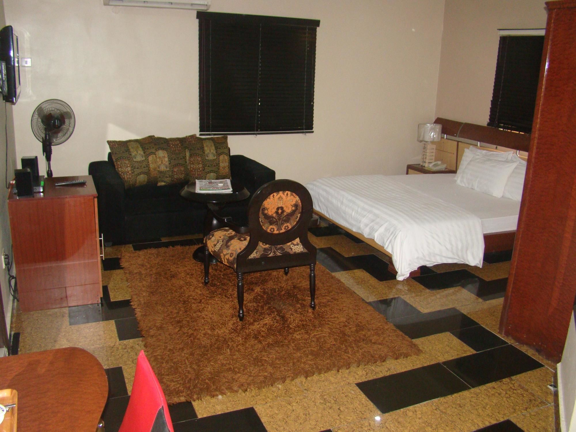 Фото Charlies Place And Suite