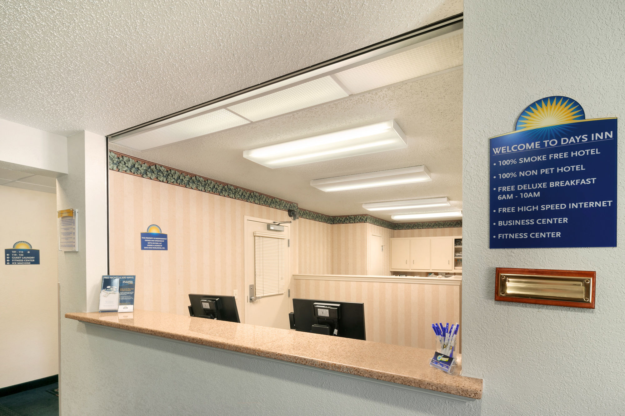 Фото Days Inn & Suites by Wyndham Green Bay Wi