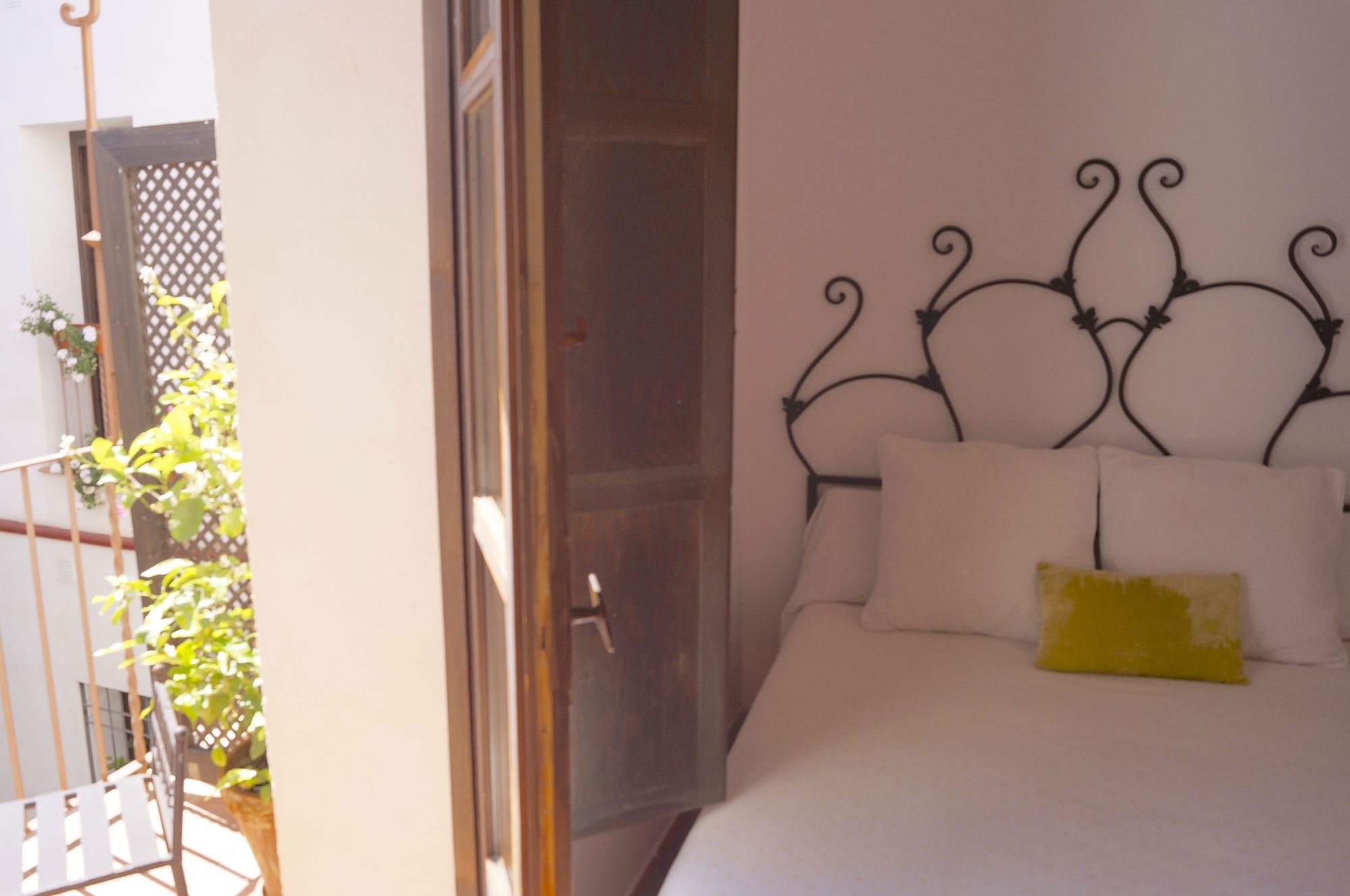 Фото Apartamentos Los Patios de la Judería