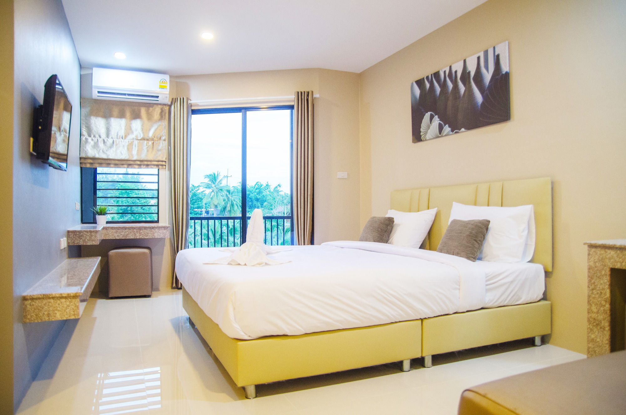 Фото The Coconut Hotel