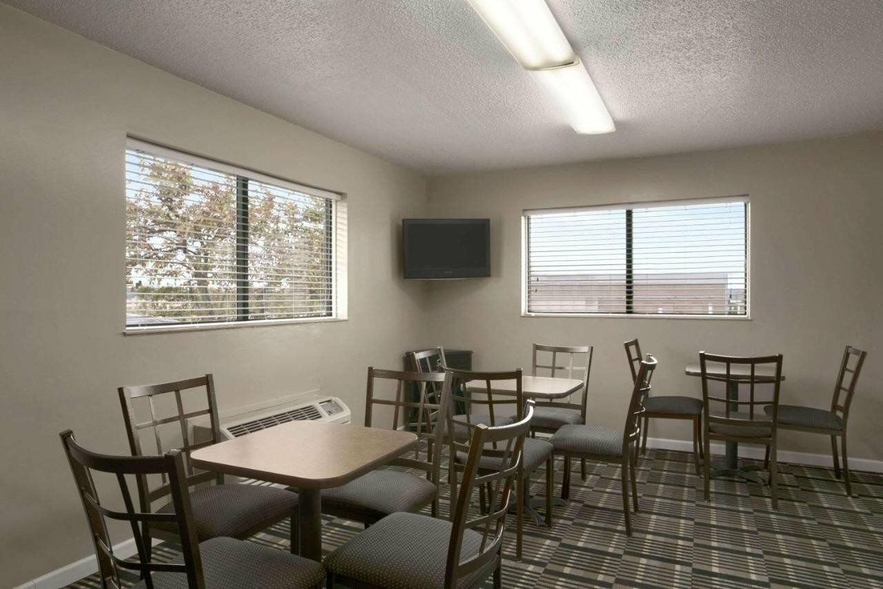 Фото Days Inn by Wyndham Cloverdale Greencastle