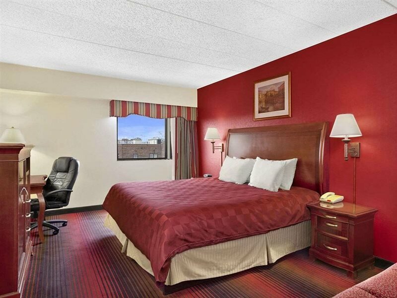 Фото Ramada by Wyndham East Orange