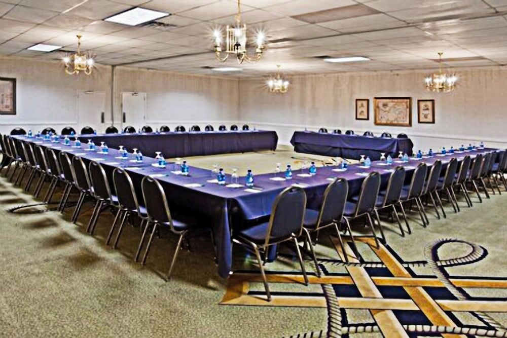 Фото Days Inn by Wyndham Warren