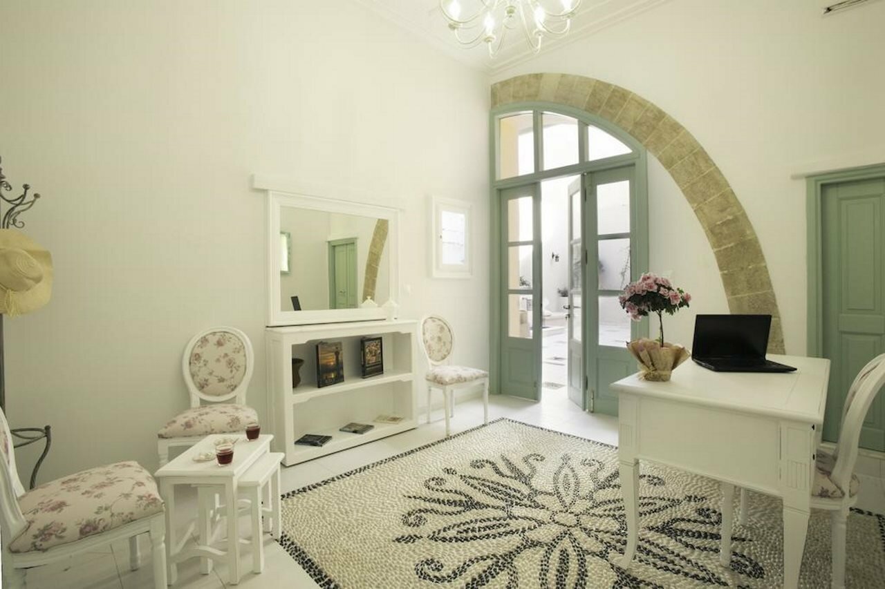 Фото Efchi Suites 1904