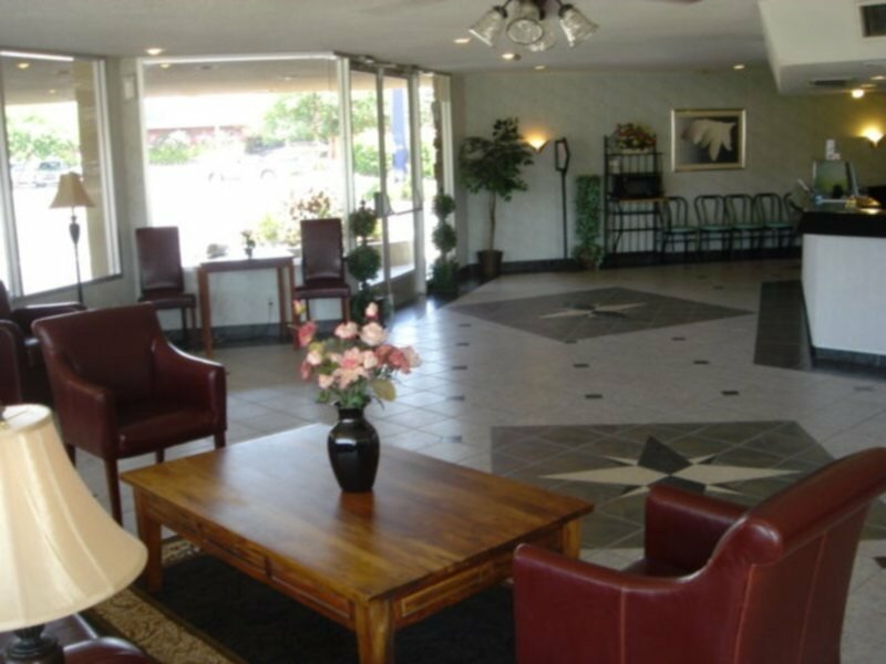 Фото Rodeway Inn & Suites