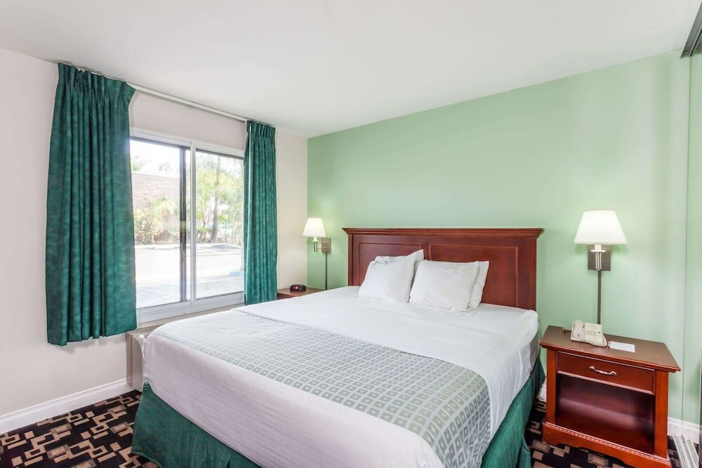 Фото Ramada by Wyndham Oceanside