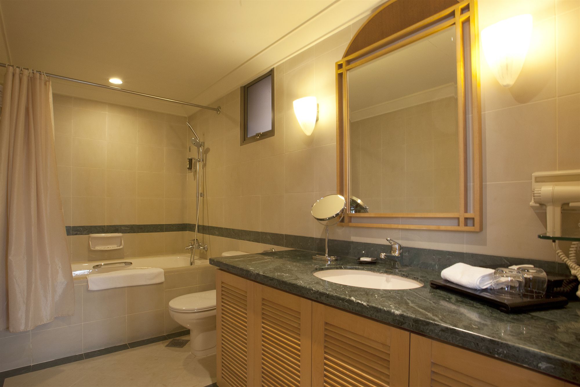 Фото Lanson Place Winsland, Singapore