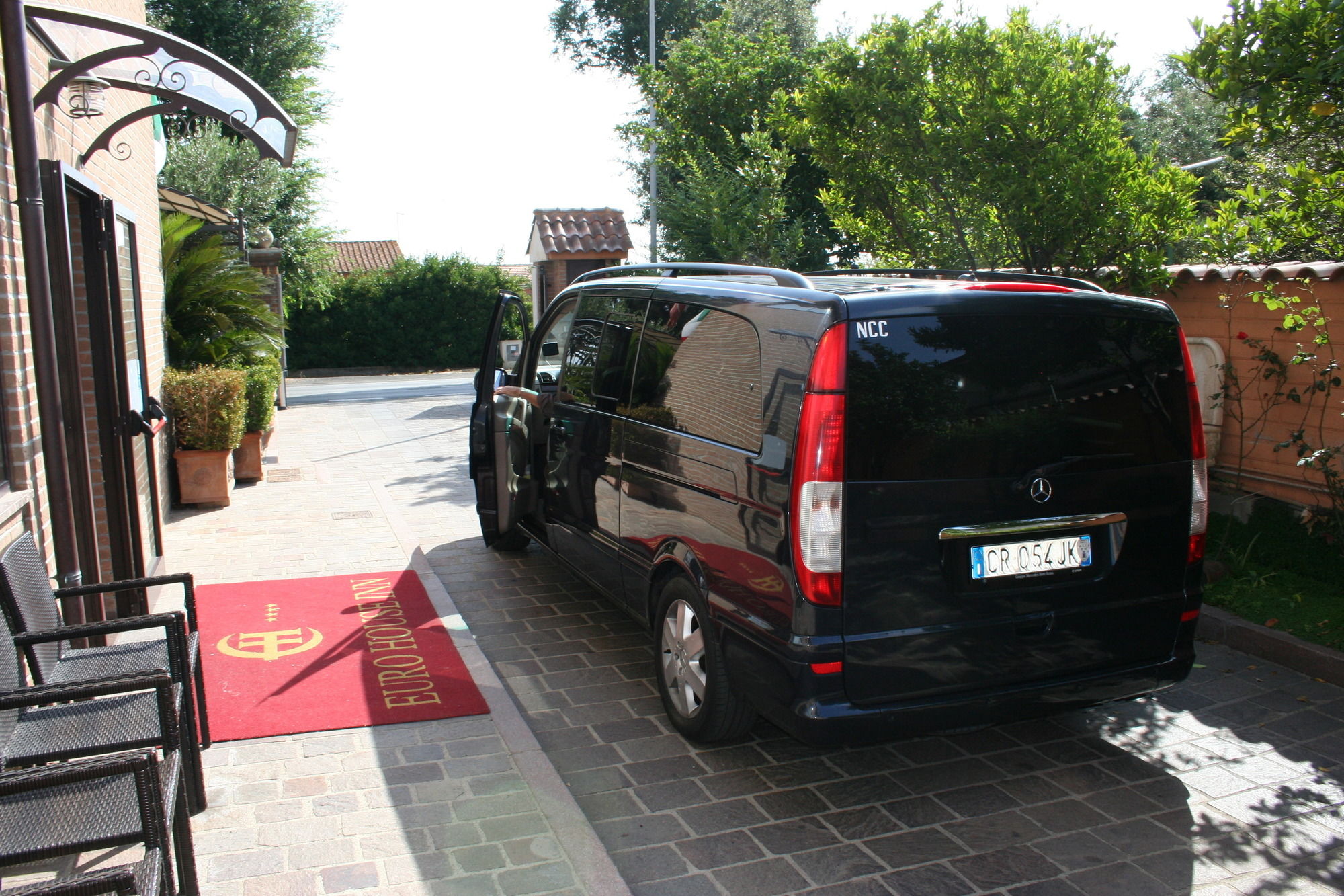 Фото Euro House Inn Airport Hotel & Residence