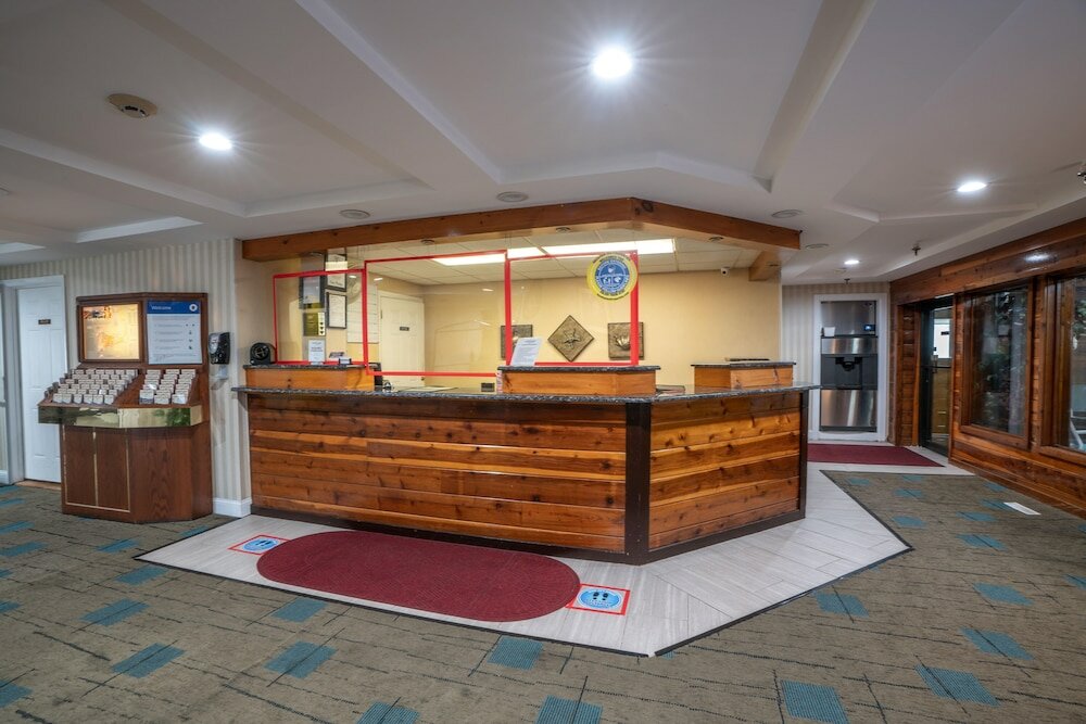 Фото Ambassador Inn & Suites