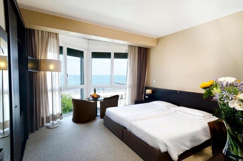 Фото Hotel Petit Palais