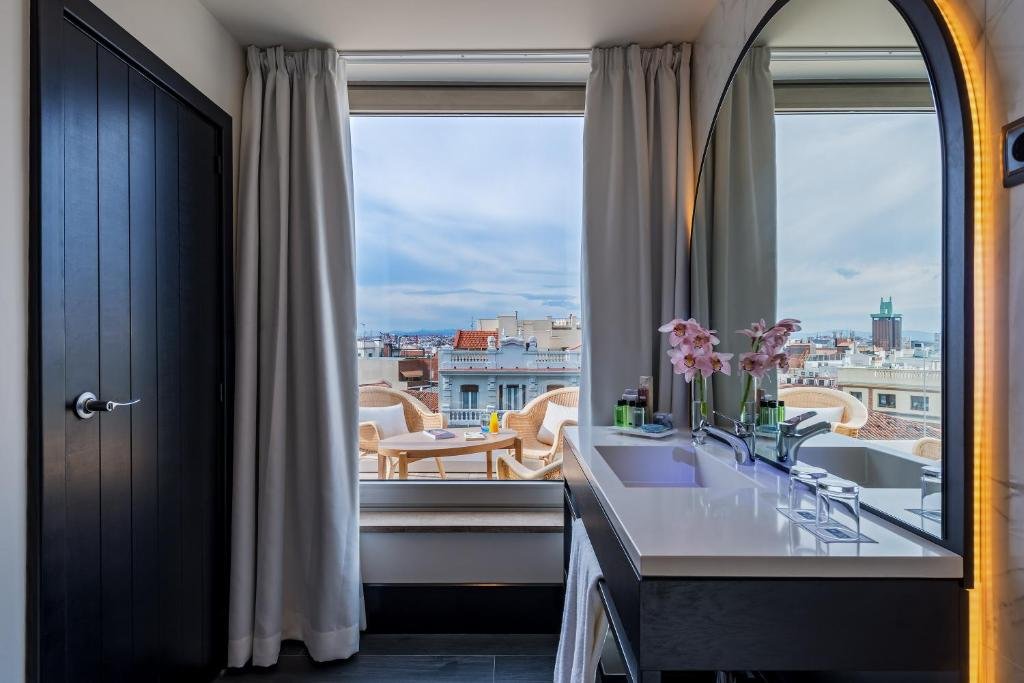 Фото H10 Puerta de Alcalá