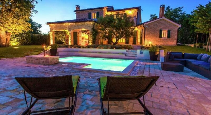 Гостиница Luxurious Villa In Banki With Swimming Pool