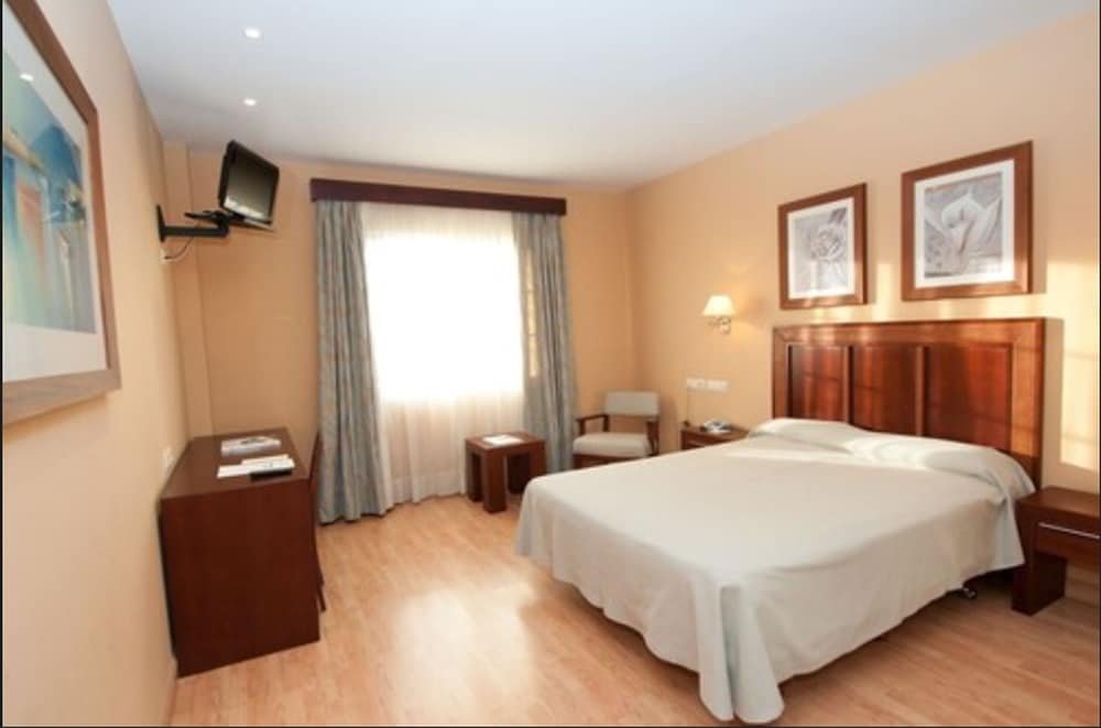 Фото Hotel Santiago de León