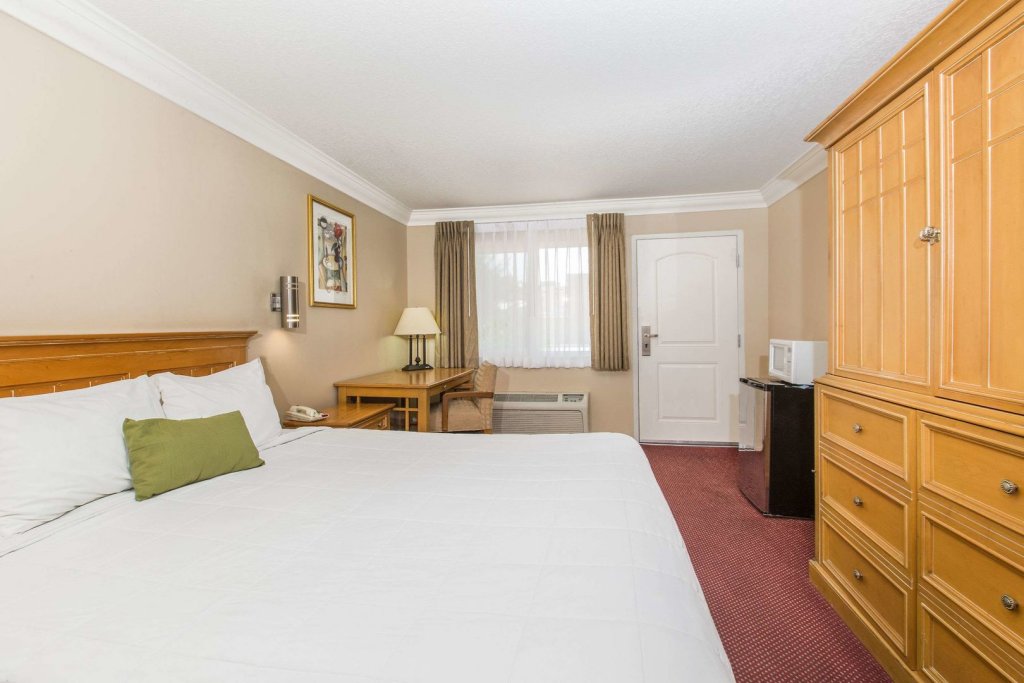 Фото Days Inn by Wyndham Near City Of Hope