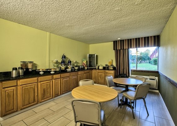 Фото Days Inn by Wyndham Dothan