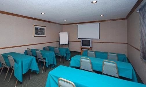 Фото HomeTowne Studios by Red Roof Amarillo West