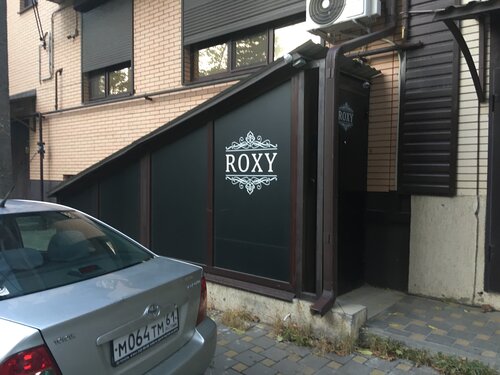 Yosh qiz uchun qalin xoroz