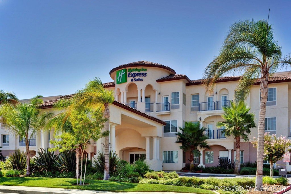 Фото Holiday Inn Express Hotel & Suites Corona, an Ihg Hotel