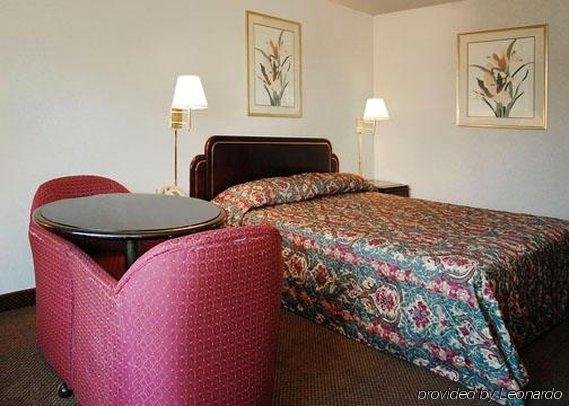 Фото Days Inn and Suites by Wyndham Oxford