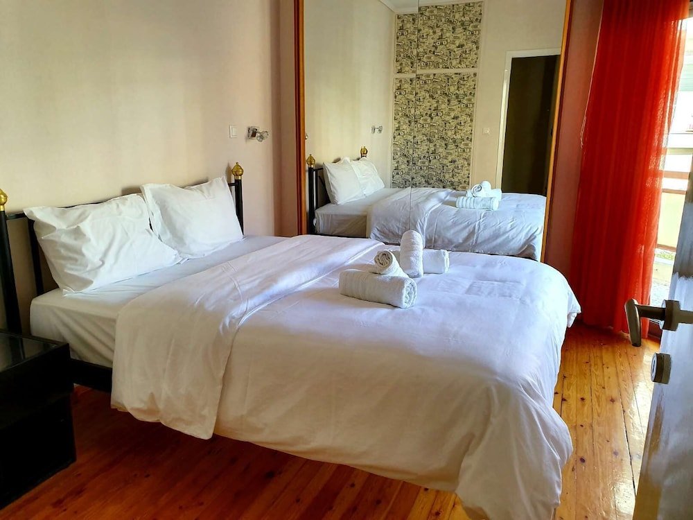 Фото White and Wood Nilie Hospitality Mgmt