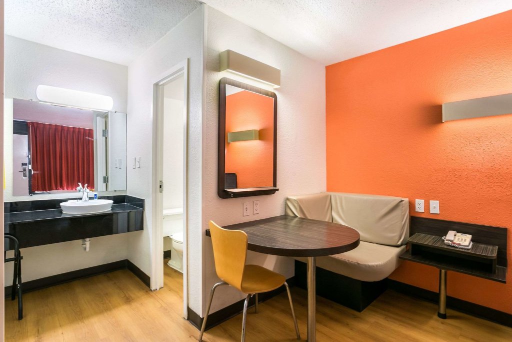 Фото Rodeway Inn Baltimore - Inner Harbor South