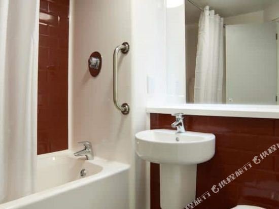 Фото Travelodge Dundee Strathmore Avenue