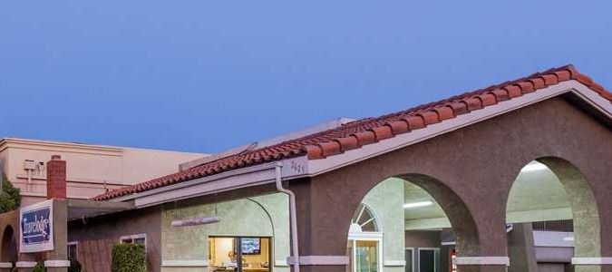 Фото Travelodge by Wyndham Hemet Ca