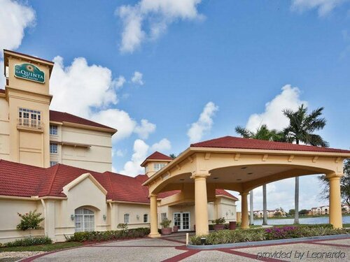 Внешний вид отеля La Quinta Inn & Suites by Wyndham Ft. Lauderdale Airport в Голливуде, фото 5